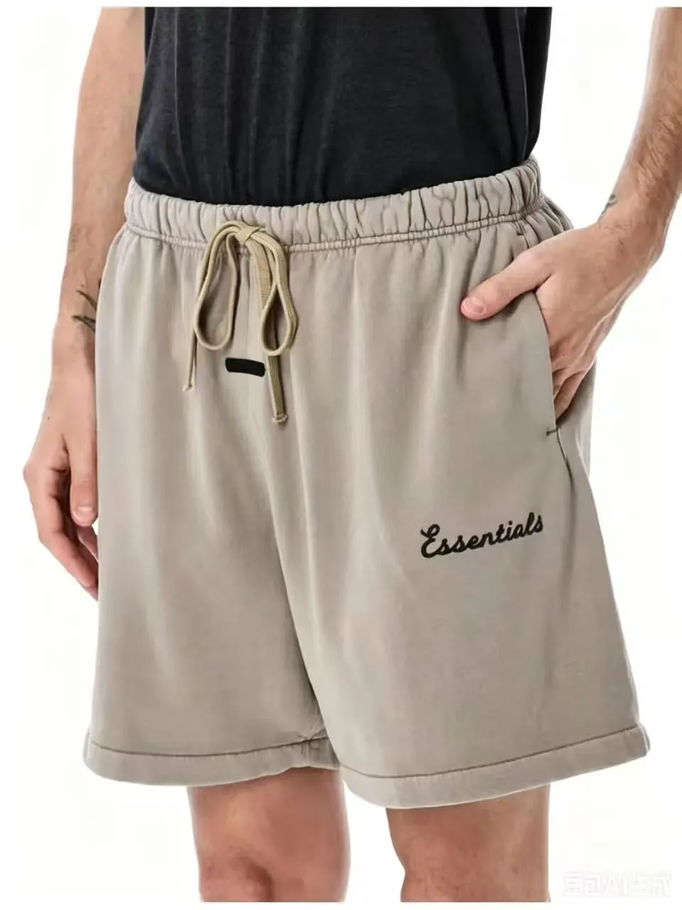 🦋Exclusively for cross-border delivery🦋87 [26SS new product shipment] FEAR OF GOD ESSENTIALS Always On Men's Classic Shorts ESSENTIALS was founded in Los Angeles, USA in 2018. The original intention of its establishment was to let more people wear affordable Versatile trendy items. In terms of fabric tailoring, it follows the same comfort and fineness as FEAR OF GOD, and the design is simplified from complexity, with the eye-catching "ESSENTIALS" LOGO running throughout. ESSENTIALS has been favored by fashion enthusiasts since its launch, and many European and American superstars are also loyal buyers. Color: Retro Black, Dune Color, Smoke Gray Size: XS XL